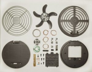 zdjęcie wentylatora, części i narzędzi na białym tle